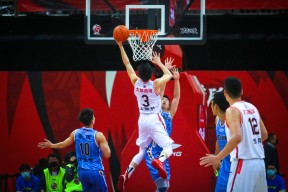 金年会APP-比赛关键进球险象环生，决胜一击分出胜负(比赛中进攻队员将球直接掷入对方球门,应判)